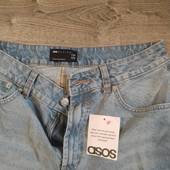 ASOS DESIGN Light Wash Denim Shorts - Picture 3 of 3